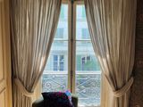 une chaise qui se trouve devant une fenêtre