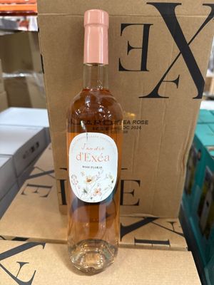 une bouteille de vin posée sur une caisse