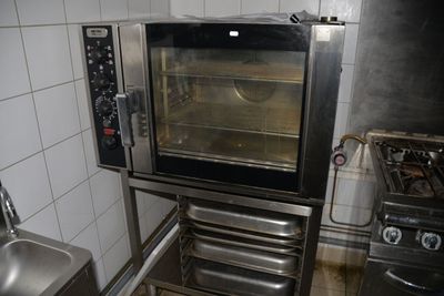 un four situé dans une cuisine équipée d'un évier