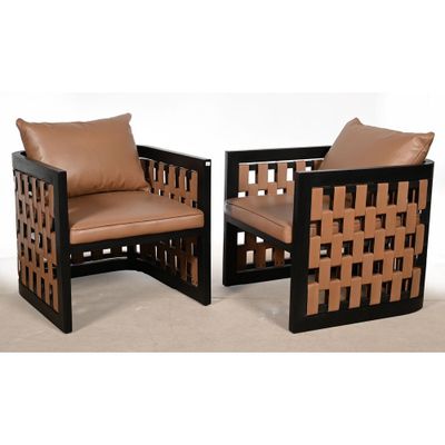 une paire de chaises modernes en bois avec des coussins en cuir, posées sur un sol recouvert de moquette