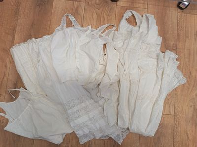 un tas de sous-vêtements par terre, à côté d'une paire de chaussures