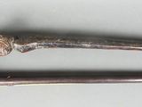 deux objets métalliques posés sur une table
