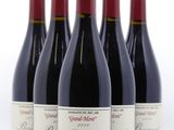 six bouteilles de vin rouge sont alignées sur une surface blanche