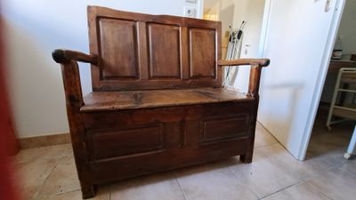 a wooden bench that is sitting in the corner of a room