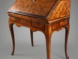 un bureau ancien avec un plateau en bois et des tiroirs