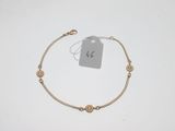 un bracelet en or avec trois petits diamants sur une chaîne
