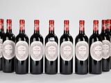 six bouteilles de vin rouge alignées sur une table
