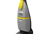 gros plan d'un aspirateur sur fond blanc