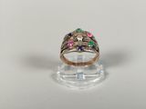 une image représentant une bague ornée de pierres multicolores