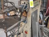 une machine qui trône au milieu d'un tas de ferraille