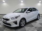 la voiture blanche est garée sur un carrelage à carreaux