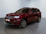 La Jeep Grand Cherokee est garée dans une grande pièce