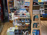 un vaste rayon de jouets dans un magasin comportant de nombreuses étagères