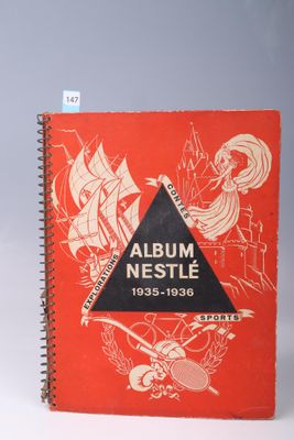 album Nestlé, 1953-1956, avec une couverture rouge et un triangle noir sur la face avant