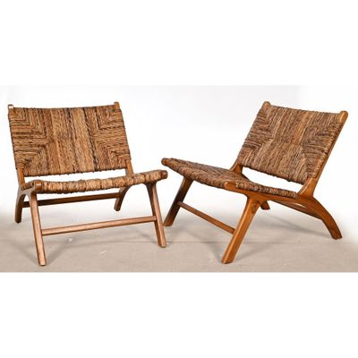 deux chaises en bois et en osier sont placées côte à côte