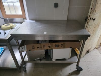 une table en acier inoxydable surmontée d'un caisson