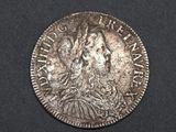 une pièce de monnaie en argent portant un visage de femme