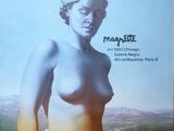 la couverture d'un magazine représentant une femme nue dans un champ de fleurs