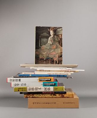 plusieurs livres empilés sur une table