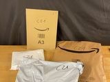 une boîte de produits amazon posés sur une table à côté d'un sac de papier