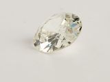 gros plan d'un diamant blanc sur une surface blanche