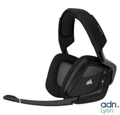 the corsage gaming headset has a microphone and headphones attached to it