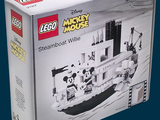 Coffret de construction « Mickey Mouse : Steamboat Willie » dans une boîte sur fond bleu