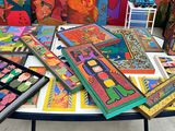 une table sur laquelle sont posées de nombreuses œuvres d'art