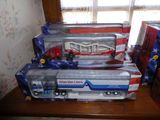 trois camions jouets posés les uns sur les autres