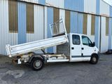 un camion blanc garé devant un bâtiment