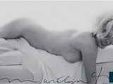 une photo en noir et blanc d'une femme allongée sur un lit