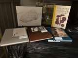 beaucoup de livres posés sur une table