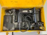 une boîte jaune contenant des outils, posée sur une table