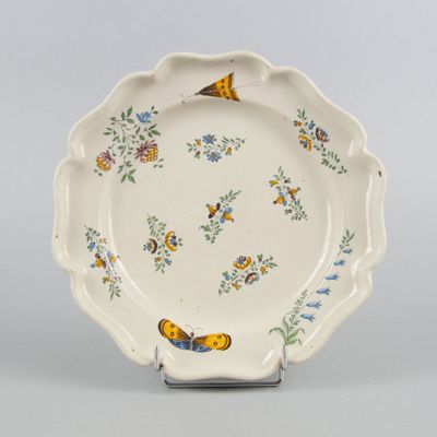 une assiette blanche décorée de fleurs bleues et jaunes