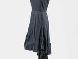 une robe sur un mannequin sur fond blanc
