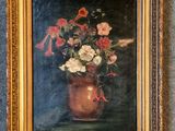 un tableau de fleurs dans un vase sur le mur