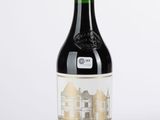 gros plan d'une bouteille de vin sur fond blanc
