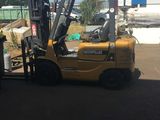 un chariot élévateur à fourche garé dans un parking