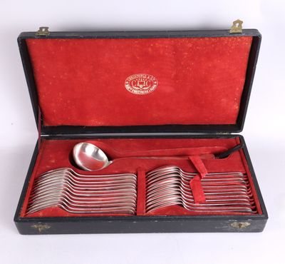 des couverts dans un coffret doublé de velours rouge, posé sur un fond blanc