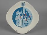 une assiette blanche ornée d'un motif bleu et rouge