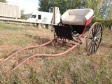 une calèche garée au bord de la route