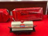 un présentoir de wagons de train miniatures dans un magasin