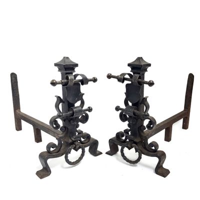 Paire de chenets en fer forgé à décor d'enroulements surmont…