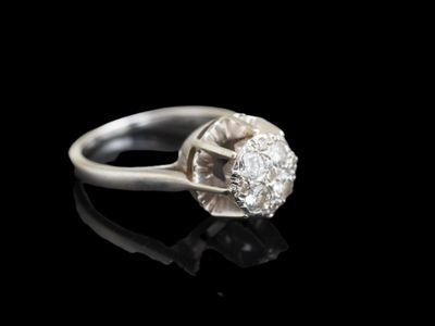 gros plan d'une bague en diamant sur une surface noire