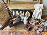 une table en bois sur laquelle se trouvent un miroir et divers objets