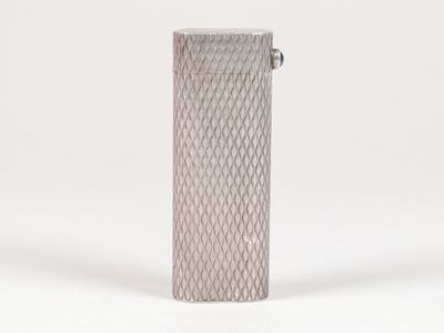 un briquet argenté posé sur une surface blanche