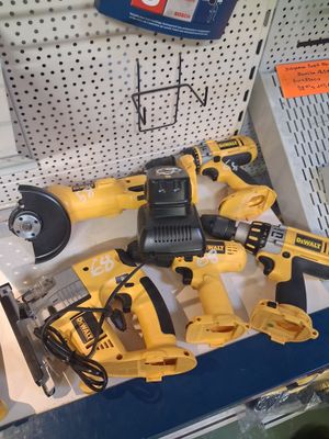 les nombreux outils exposés dans un magasin