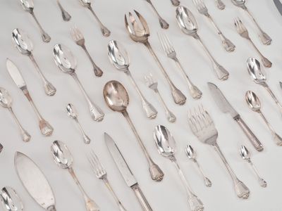 beaucoup de cuillères et de fourchettes sur la table