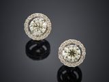 une paire de boucles d'oreilles en diamant et or blanc