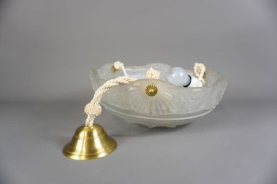 un petit bol en verre surmonté d'une clochette